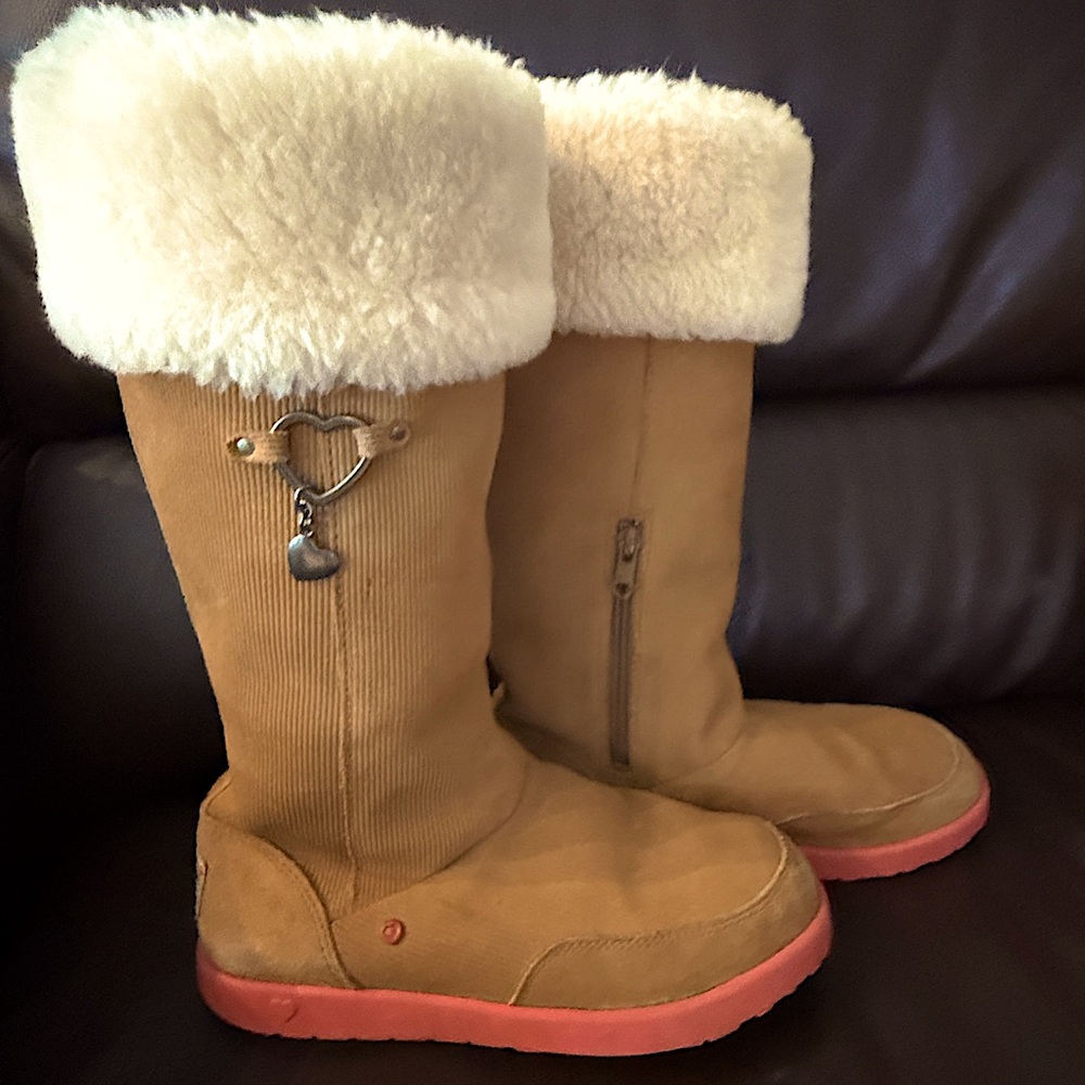 UGG girls Auth Chestnut gen fur lined Boots. Pre-owned; hardly used; 1 owner.